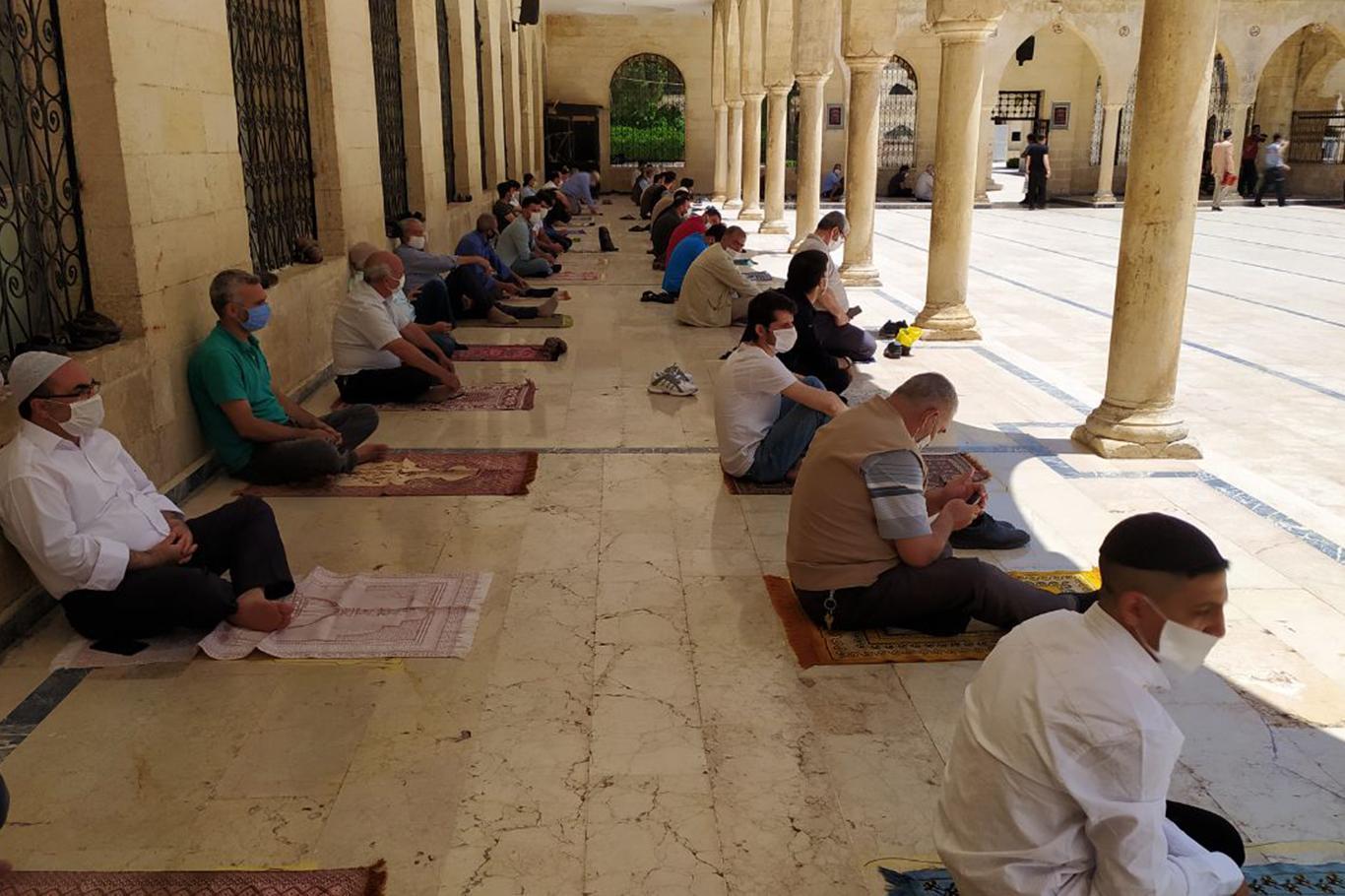 أداء صلاة الجمعة بعد إعادة فتح المساجد